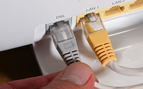 Router mit DSL-Kabel: DSL ist zwar eine alte, aber noch immer dominante Technologie am deutschen Internetmarkt. - Foto: Bernd Weißbrod/dpa