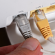 Router mit DSL-Kabel: DSL ist zwar eine alte, aber noch immer dominante Technologie am deutschen Internetmarkt. - Foto: Bernd Weißbrod/dpa