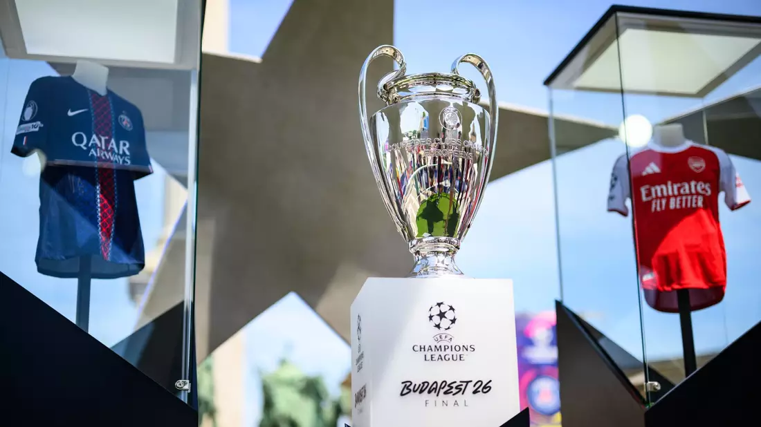 Der Pokal der Champions League steht zwischen den Trikots der Finalteams Paris Saint-Germain und FC Arsenal.  - Bild: Tom Weller/dpa