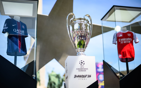Der Pokal der Champions League steht zwischen den Trikots der Finalteams Paris Saint-Germain und FC Arsenal.  - Foto: Tom Weller/dpa