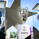 Der Pokal der Champions League steht zwischen den Trikots der Finalteams Paris Saint-Germain und FC Arsenal.  - Foto: Tom Weller/dpa