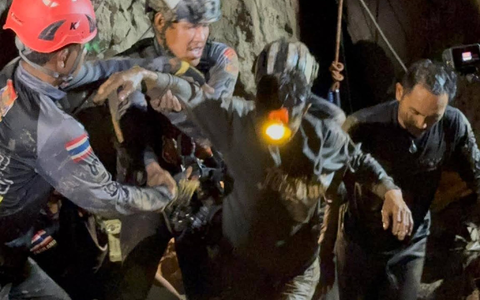 Die Rettung des Mannes war extrem kompliziert. - Foto: -/Metta Tham Rescue Kalasin/dpa