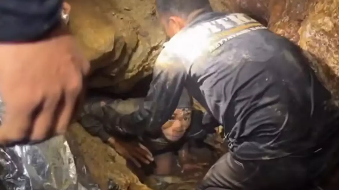 Um aus dem Berg zu kommen, musste der Gerettete viele enge Tunnel und überflutete Gänge passieren. - Bild: -/Metta Tham Rescue Kalasin/AP/dpa