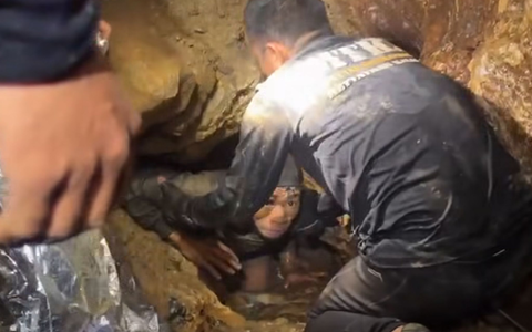 Um aus dem Berg zu kommen, musste der Gerettete viele enge Tunnel und überflutete Gänge passieren. - Foto: -/Metta Tham Rescue Kalasin/AP/dpa