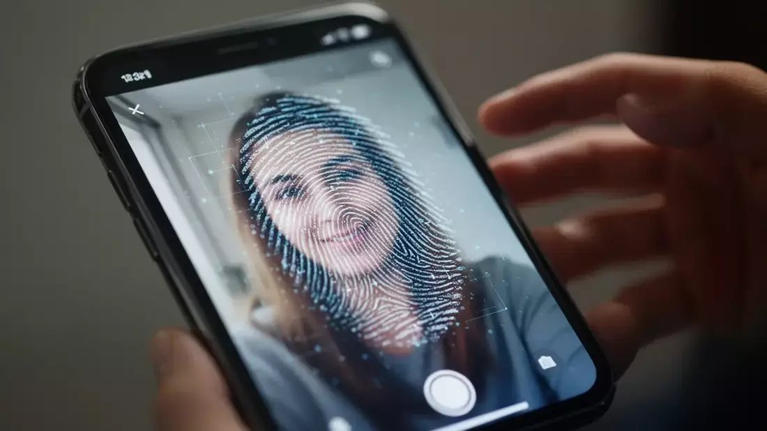 Reisesicherheit: BSI warnt vor Fingerabdruck-Diebstahl aus Selfies - Bild: über boerse-global.de