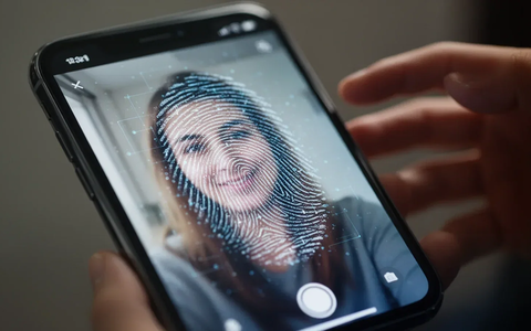 Reisesicherheit: BSI warnt vor Fingerabdruck-Diebstahl aus Selfies - Foto: über boerse-global.de