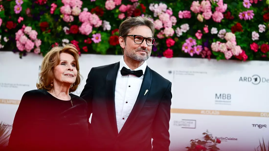 Ein besonderes Duo: Senta Berger mit ihrem Sohn Simon Verhoeven. - Bild: Sebastian Christoph Gollnow/dpa