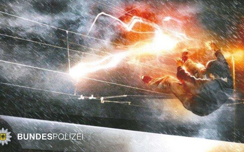 Bundespolizeidirektion München: Mit Rettungshubschrauber in Unfallklinik - Schwerste Verletzungen nach Stromschlag auf Waggon - Foto: presseportal.de