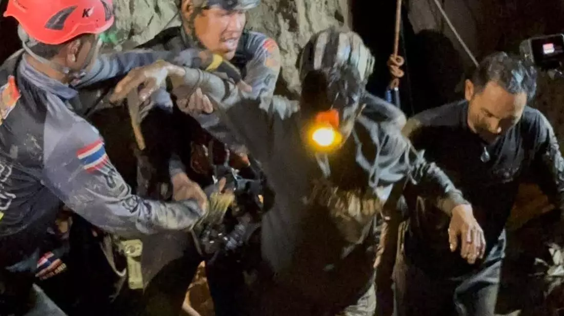 Die Rettung des Mannes war extrem kompliziert. - Bild: -/Metta Tham Rescue Kalasin/dpa