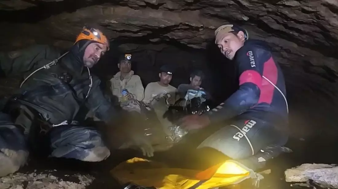Der bekannte finnische Höhlentaucher Mikko Paasi (l.) hat die Bergung des ersten Goldsuchers geleitet. - Bild: Uncredited/Benz Norrased Palasing Seascout Diving/AP/dpa