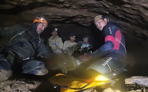 Der bekannte finnische Höhlentaucher Mikko Paasi (l.) hat die Bergung des ersten Goldsuchers geleitet. - Foto: Uncredited/Benz Norrased Palasing Seascout Diving/AP/dpa