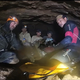 Der bekannte finnische Höhlentaucher Mikko Paasi (l.) hat die Bergung des ersten Goldsuchers geleitet. - Foto: Uncredited/Benz Norrased Palasing Seascout Diving/AP/dpa