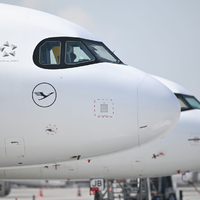 Flugzeuge mussten am Samstagmorgen in München wegen einer Drohnenwarnung kurzzeitig am Noden bleiben. (Symbolbild) - Foto: Sven Hoppe/dpa