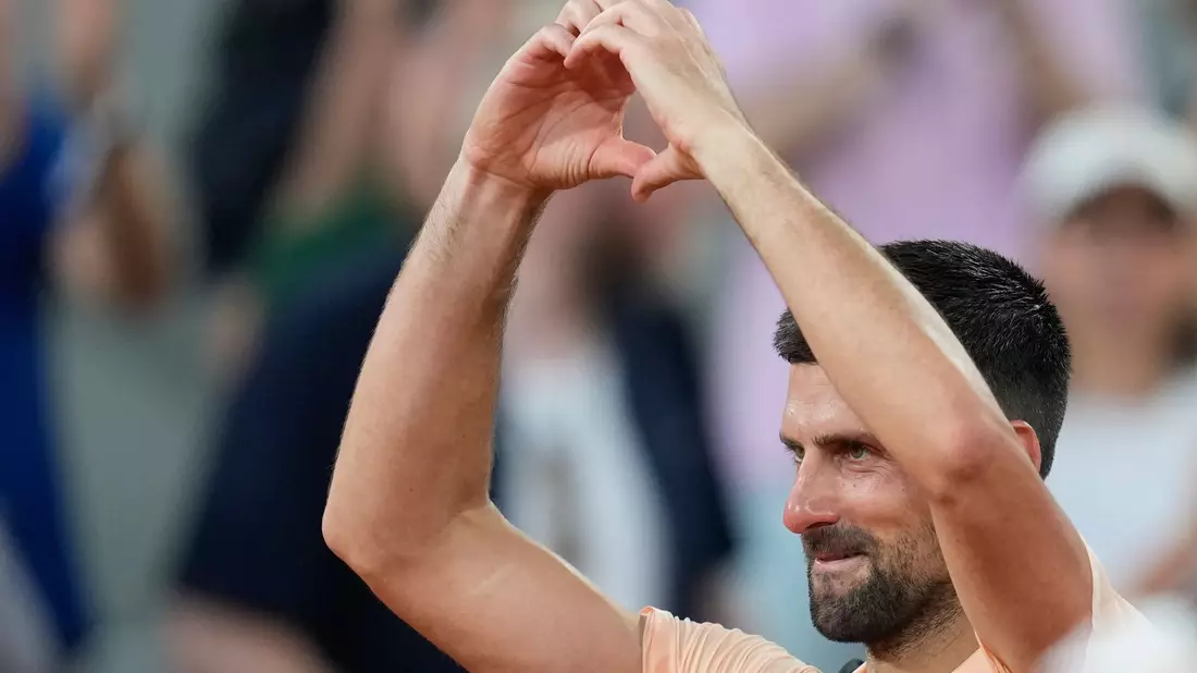 Ein Herzchen für die Fans - war es Novak Djokovics letzter Auftritt in Paris? - Bild: Christophe Ena/AP/dpa