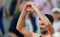 Ein Herzchen für die Fans - war es Novak Djokovics letzter Auftritt in Paris? - Foto: Christophe Ena/AP/dpa