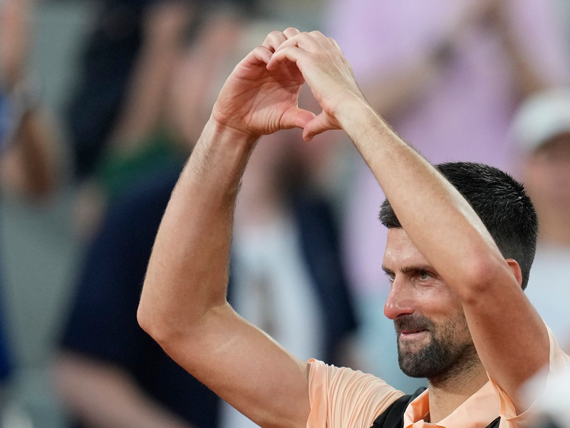 Ein Herzchen für die Fans - war es Novak Djokovics letzter Auftritt in Paris? - Foto: Christophe Ena/AP/dpa