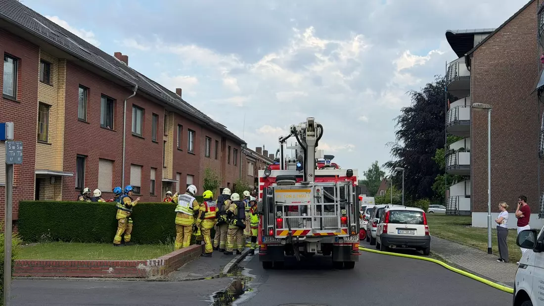 FW Tönisvorst: Wohnungsbrand in Tönisvorst - 2 Personen durch Feuerwehr gerettet Feuerwehr rettet zwei Personen aus einer verrauchten Brandwohnung. Fünf weitere Bewohner und eine Katze wurden in Sicherheit gebracht. - Bild: presseportal.de