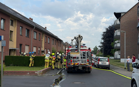 FW Tönisvorst: Wohnungsbrand in Tönisvorst - 2 Personen durch Feuerwehr gerettet Feuerwehr rettet zwei Personen aus einer verrauchten Brandwohnung. Fünf weitere Bewohner und eine Katze wurden in Sicherheit gebracht. - Foto: presseportal.de