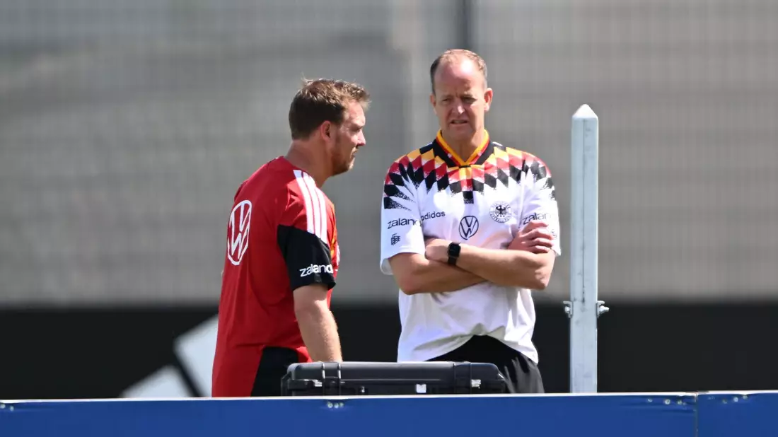 Bundestrainer Julian Nagelsmann (l) mit Teamarzt Jochen Hahne. - Bild: Federico Gambarini/dpa