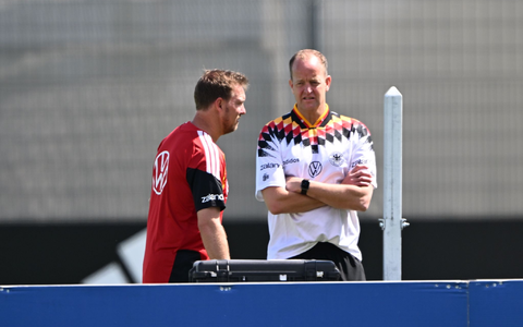 Bundestrainer Julian Nagelsmann (l) mit Teamarzt Jochen Hahne. - Foto: Federico Gambarini/dpa