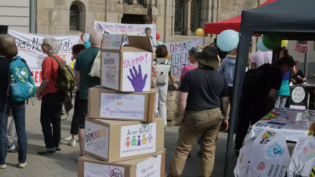 Im thüringischen Saalfeld hatten die Omas gegen Rechts zu einer Demonstration gegen die Wahl eines AfD-Landrates aufgerufen. - Bild: Bodo Schackow/dpa