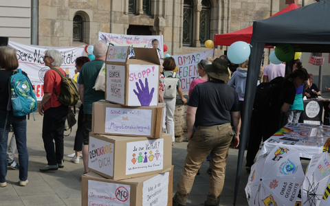 Im thüringischen Saalfeld hatten die Omas gegen Rechts zu einer Demonstration gegen die Wahl eines AfD-Landrates aufgerufen. - Foto: Bodo Schackow/dpa