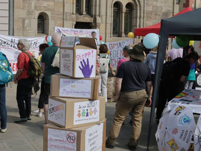 Im thüringischen Saalfeld hatten die Omas gegen Rechts zu einer Demonstration gegen die Wahl eines AfD-Landrates aufgerufen. - Foto: Bodo Schackow/dpa
