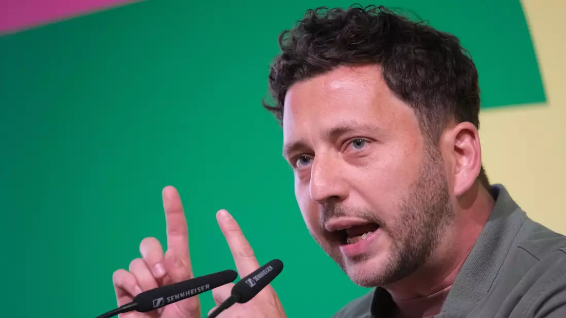 Grünen-Chef Felix Banaszak warnt: 2033 darf nicht wie 1933 werden. (Archivfoto) - Bild: Sebastian Willnow/dpa