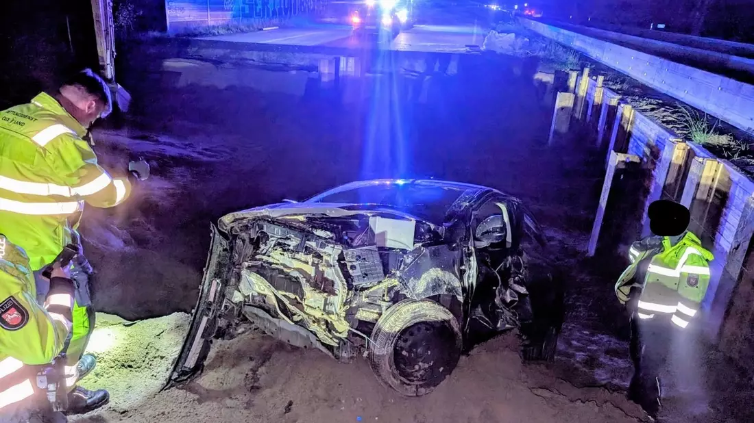 POL-CUX: PKW Fahrer fährt in gesperrten Baustellenbereich und landet in großem Loch in der Fahrbahn - Fahrer wird schwer verletzt und beleidigt die eingesetzten Beamten (Foto im Anhang) - Bild: presseportal.de