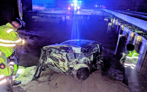 POL-CUX: PKW Fahrer fährt in gesperrten Baustellenbereich und landet in großem Loch in der Fahrbahn - Fahrer wird schwer verletzt und beleidigt die eingesetzten Beamten (Foto im Anhang) - Foto: presseportal.de
