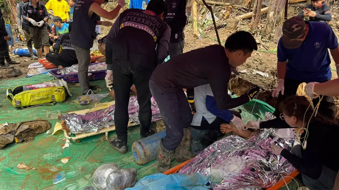 Die Goldsucher wurden auf Tragen abtransportiert. - Bild: Uncredited/Association Of Volunteers For Lao People/AP/dpa