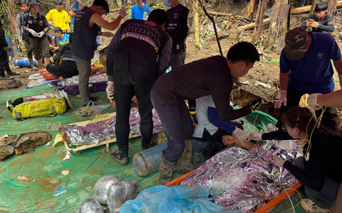 Die Goldsucher wurden auf Tragen abtransportiert. - Foto: Uncredited/Association Of Volunteers For Lao People/AP/dpa
