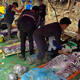 Die Goldsucher wurden auf Tragen abtransportiert. - Foto: Uncredited/Association Of Volunteers For Lao People/AP/dpa