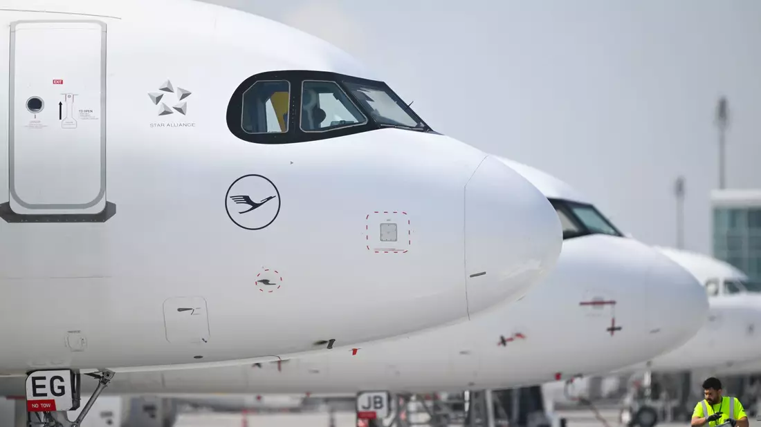 Flugzeuge mussten am Samstagmorgen in München wegen einer Drohnenwarnung kurzzeitig am Noden bleiben. (Symbolbild) - Bild: Sven Hoppe/dpa