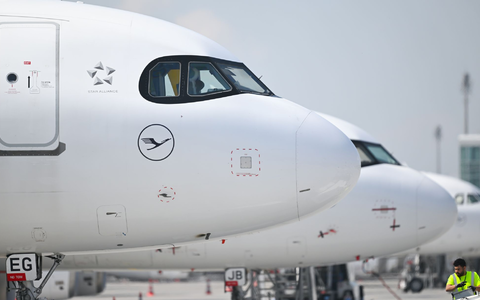 Flugzeuge mussten am Samstagmorgen in München wegen einer Drohnenwarnung kurzzeitig am Noden bleiben. (Symbolbild) - Foto: Sven Hoppe/dpa