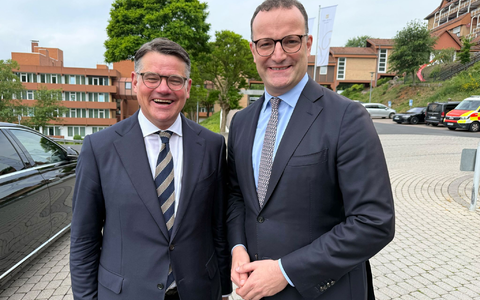 Hessens Ministerpräsident Rhein (CDU, l.) und Unionfraktionschef Spahn stellen sich auf dem Landesparteitag der hessischen CDU hinter Kanzler Merz. - Foto: Michael Bauer/dpa