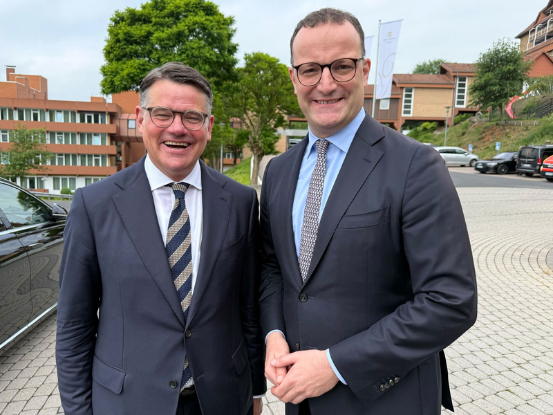 Hessens Ministerpräsident Rhein (CDU, l.) und Unionfraktionschef Spahn stellen sich auf dem Landesparteitag der hessischen CDU hinter Kanzler Merz. - Foto: Michael Bauer/dpa