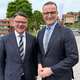 Hessens Ministerpräsident Rhein (CDU, l.) und Unionfraktionschef Spahn stellen sich auf dem Landesparteitag der hessischen CDU hinter Kanzler Merz. - Foto: Michael Bauer/dpa