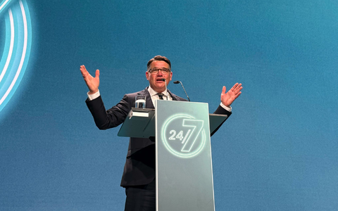 «Wir brauchen nicht weniger Merz, wir brauchen mehr Merz»: Ministerpräsident Rhein stärkt dem Kanzler in seiner Rede auf dem Parteitag den Rücken. - Foto: Michael Bauer/dpa