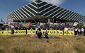 Großdemonstration: 200 Menschen protestieren gemeinsam mit VETO Tierschutz und Nathan Goldblat in Herzogenaurach gegen Massentötungen von Hunden für die WM 2030 in Marokko - Foto: presseportal.de