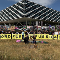 Großdemonstration: 200 Menschen protestieren gemeinsam mit VETO Tierschutz und Nathan Goldblat in Herzogenaurach gegen Massentötungen von Hunden für die WM 2030 in Marokko - Foto: presseportal.de