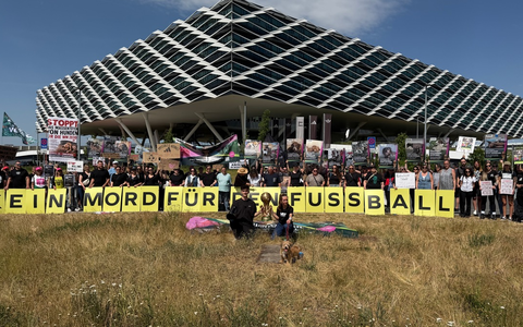 Großdemonstration: 200 Menschen protestieren gemeinsam mit VETO Tierschutz und Nathan Goldblat in Herzogenaurach gegen Massentötungen von Hunden für die WM 2030 in Marokko - Foto: presseportal.de