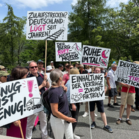 Bei der Demonstration wird auch Kritik an Deutschland geäußert. - Foto: Matthias Röder/dpa