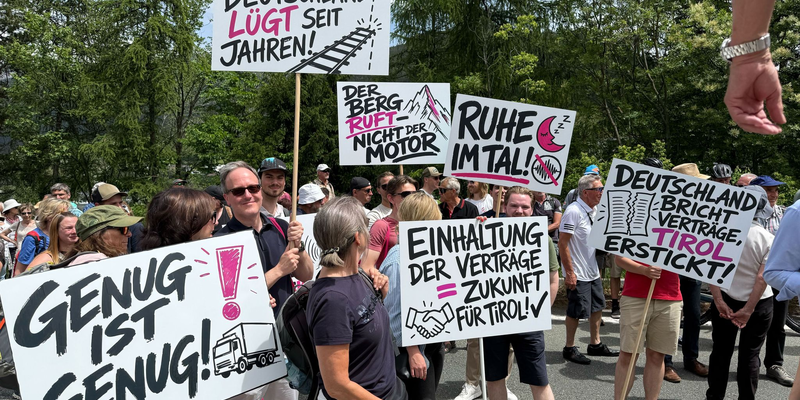 Bei der Demonstration wird auch Kritik an Deutschland geäußert. - Foto: Matthias Röder/dpa
