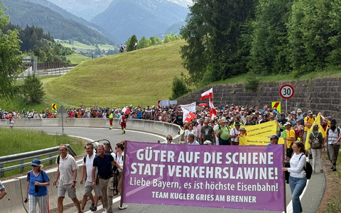 Menschen reisten mit Bahn und Fahrrädern zu dem Protest an. - Foto: Matthias Röder/dpa