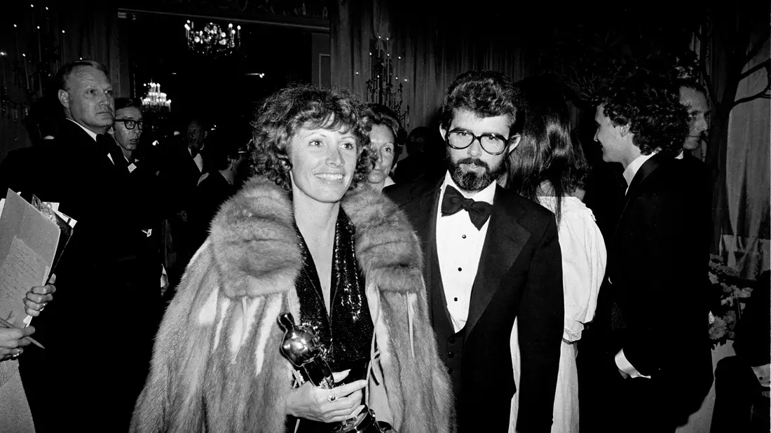 Marcia Lucas, damalige Ehefrau von Regisseur George Lucas (r), trägt ihre Oscar-Statuette am 4. April 1978 zu einer Party nach der Oscarverleihung im Beverly Hilton Hotel. - Bild: Anonymous/AP/dpa