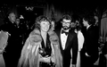 Marcia Lucas, damalige Ehefrau von Regisseur George Lucas (r), trägt ihre Oscar-Statuette am 4. April 1978 zu einer Party nach der Oscarverleihung im Beverly Hilton Hotel. - Foto: Anonymous/AP/dpa