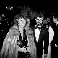 Marcia Lucas, damalige Ehefrau von Regisseur George Lucas (r), trägt ihre Oscar-Statuette am 4. April 1978 zu einer Party nach der Oscarverleihung im Beverly Hilton Hotel. - Foto: Anonymous/AP/dpa