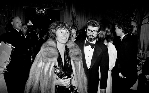 Marcia Lucas, damalige Ehefrau von Regisseur George Lucas (r), trägt ihre Oscar-Statuette am 4. April 1978 zu einer Party nach der Oscarverleihung im Beverly Hilton Hotel. - Foto: Anonymous/AP/dpa
