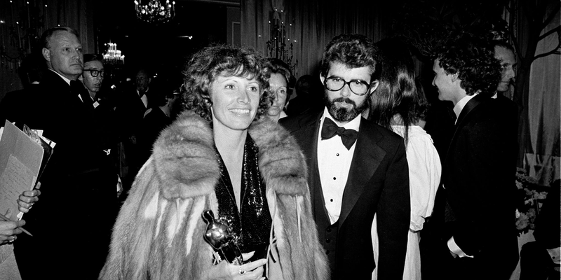Marcia Lucas, damalige Ehefrau von Regisseur George Lucas (r), trägt ihre Oscar-Statuette am 4. April 1978 zu einer Party nach der Oscarverleihung im Beverly Hilton Hotel. - Foto: Anonymous/AP/dpa